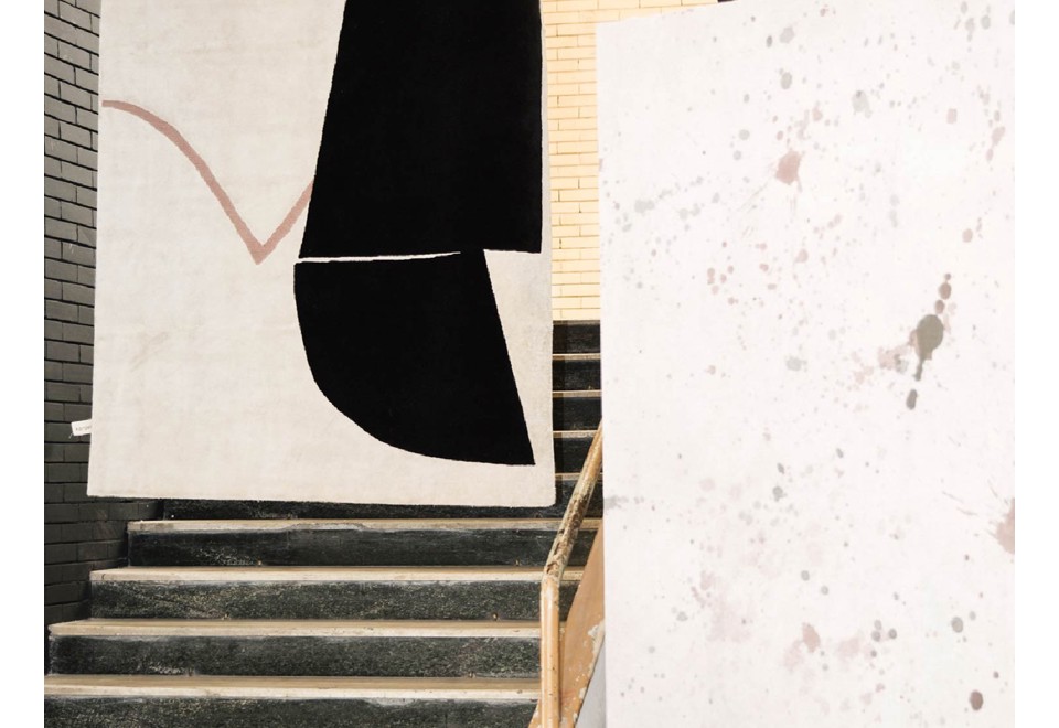 terza foto ANTIQUE ROSE AND BLACK Tappeto fatto a mano in lana