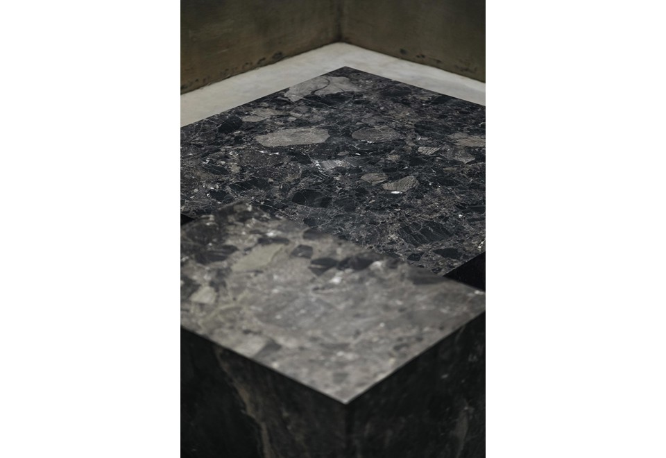 terza foto EDGE L GRIS ALVITO Tavolino basso quadrato in marmo