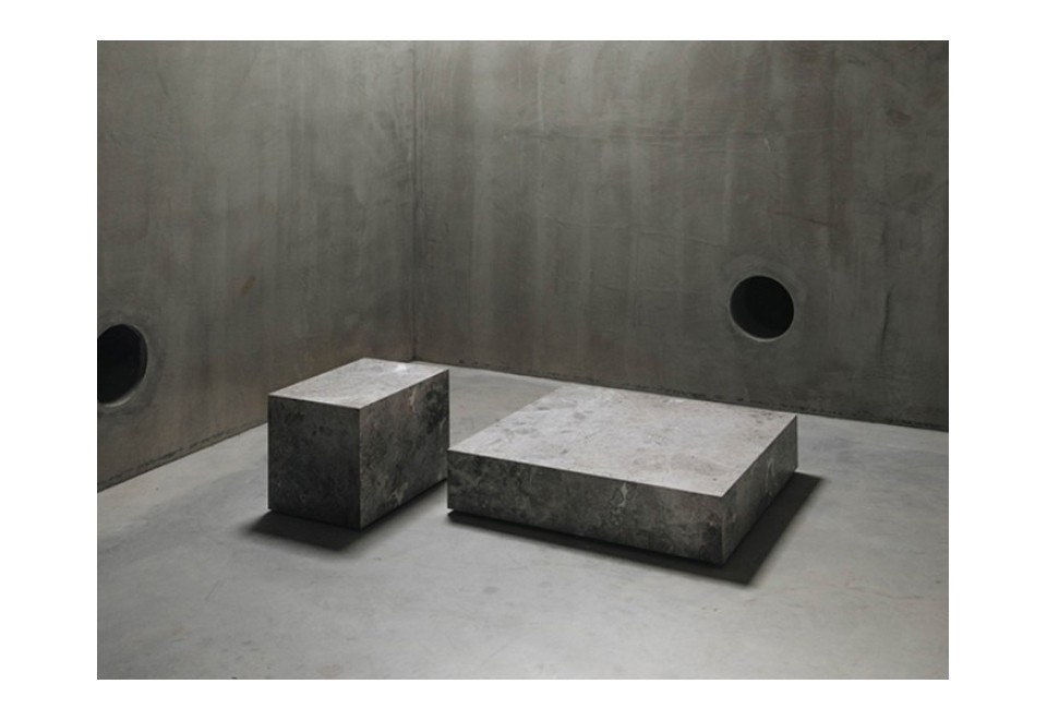 seconda foto EDGE L TUNDRA GREY Tavolino basso quadrato in marmo