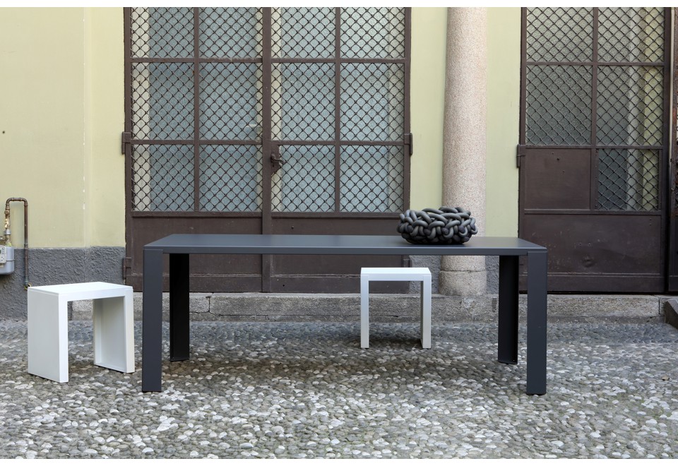 seconda foto BIG IRONY OUTDOOR Tavolo da giardino rettangolare in metallo verniciato