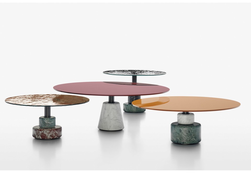 terza foto MENHIR Tavolino basso rotondo in marmo e piano in cristallo