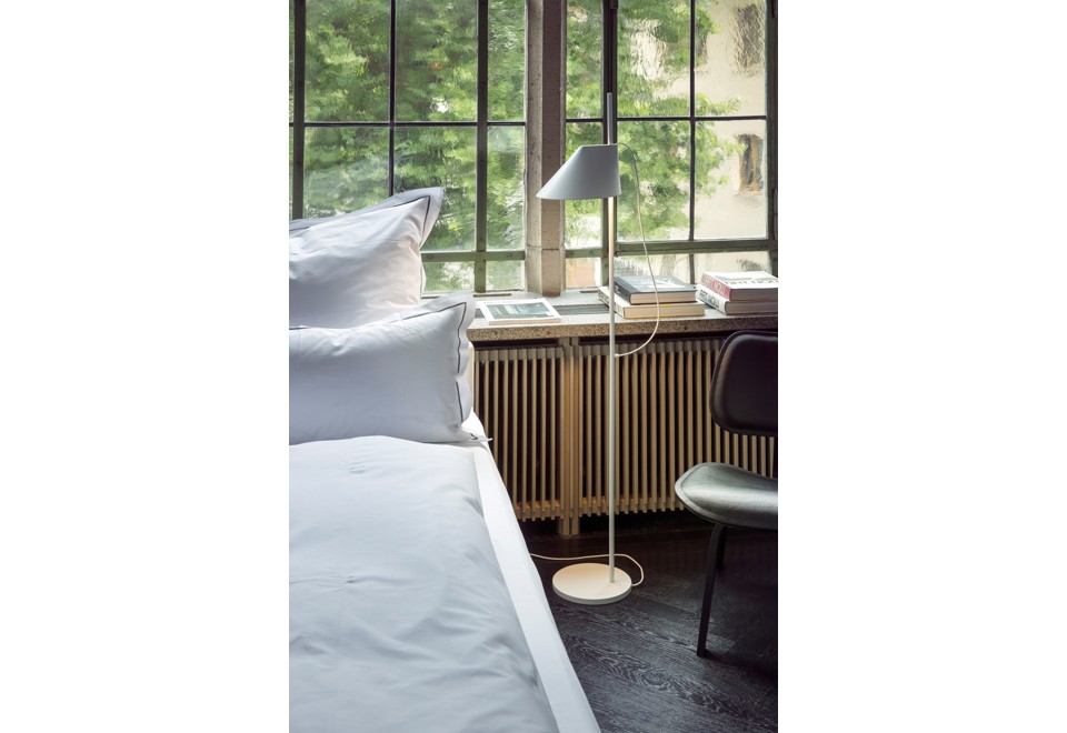 seconda foto YUH Lampada da terra a LED orientabile in alluminio