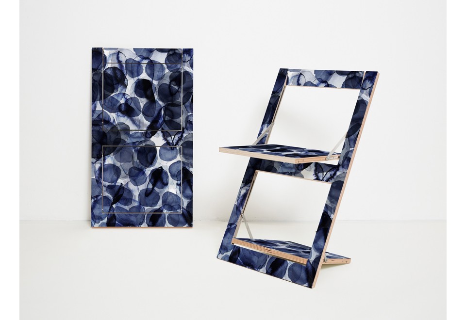 prima foto FLÄPPS FOLDING CHAIR BUBBLES INDIGO Sedia pieghevole in compensato