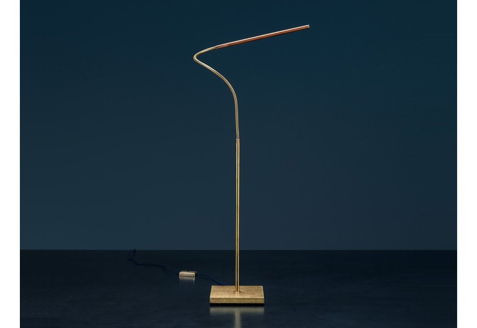 prima foto LOLA T Lampada da scrivania a LED orientabile in ottone