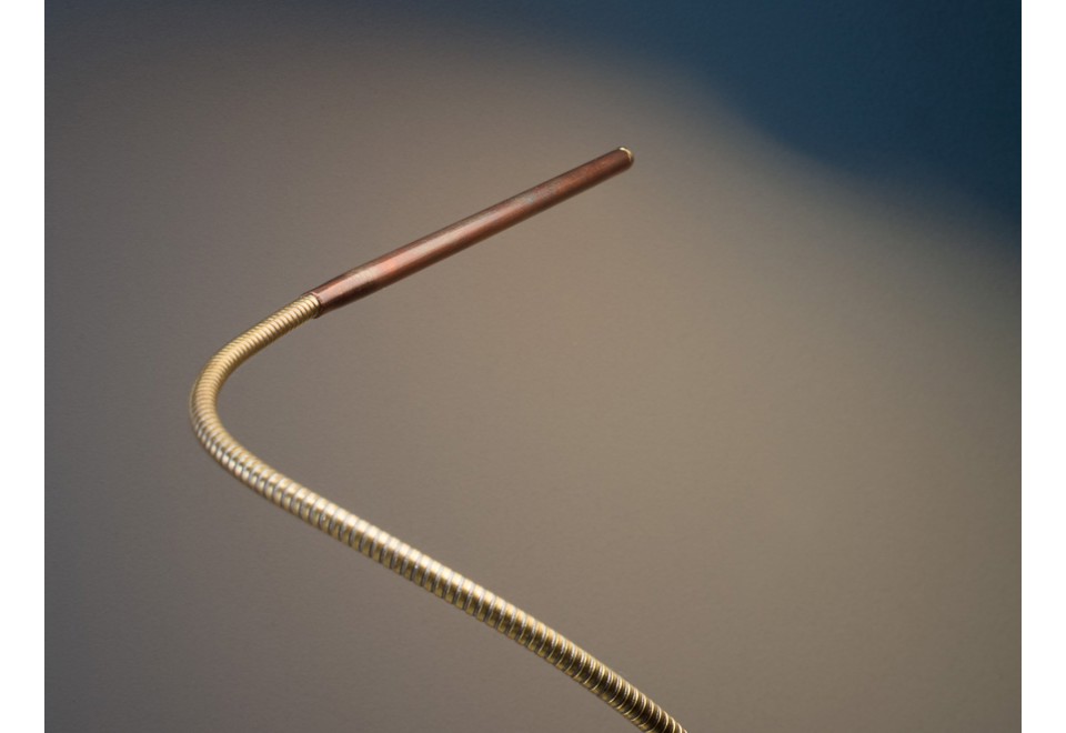 terza foto LOLA T Lampada da scrivania a LED orientabile in ottone