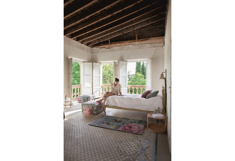 terza foto FLOWERS Pouf imbottito in lana