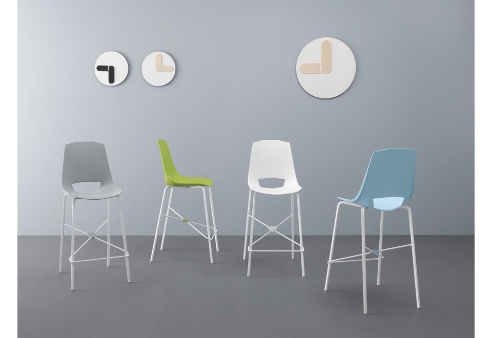 seconda foto EVA 6 Sgabello alto in polipropilene con poggiapiedi