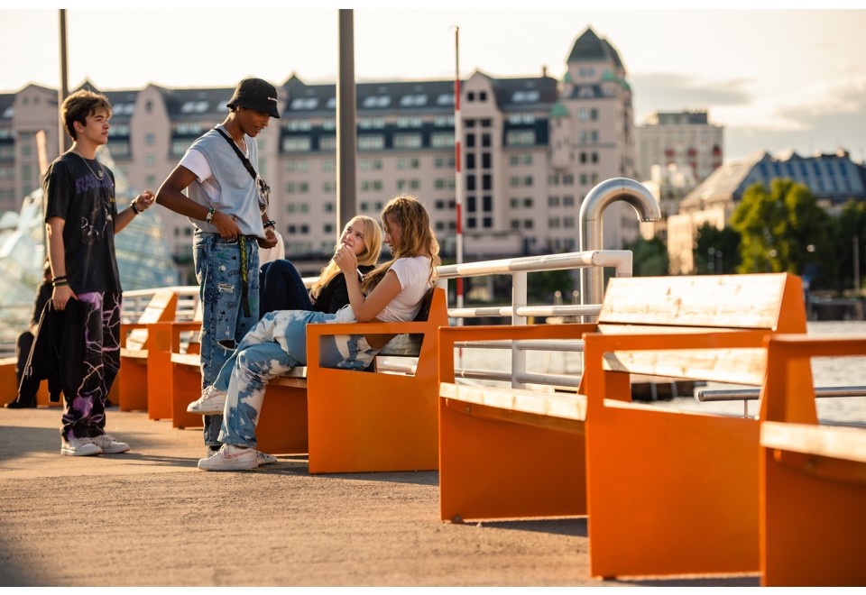 seconda foto BLOC SEAT WITH ARMREST Panchina in acciaio e legno con braccioli