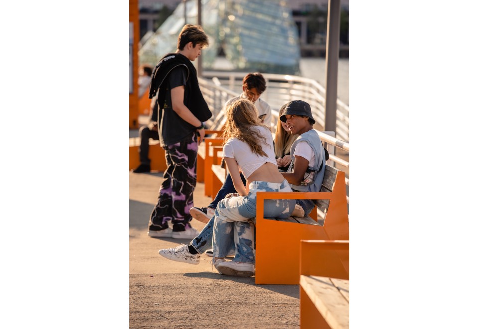 terza foto BLOC SEAT WITH ARMREST Panchina in acciaio e legno con braccioli