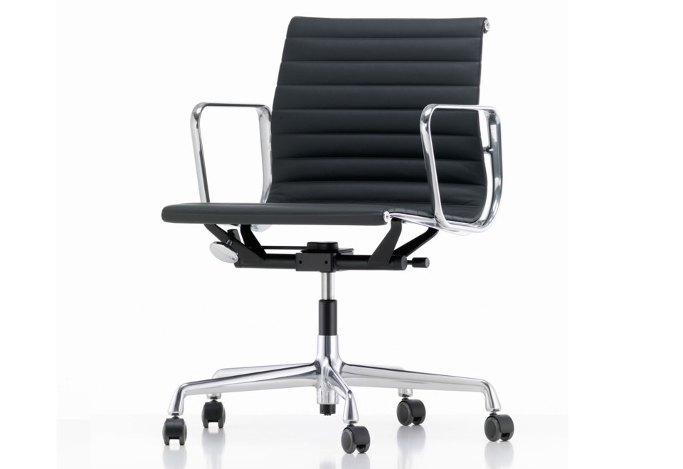 prima foto ALUMINIUM CHAIR EA 117 Sedia ufficio girevole in pelle con braccioli
