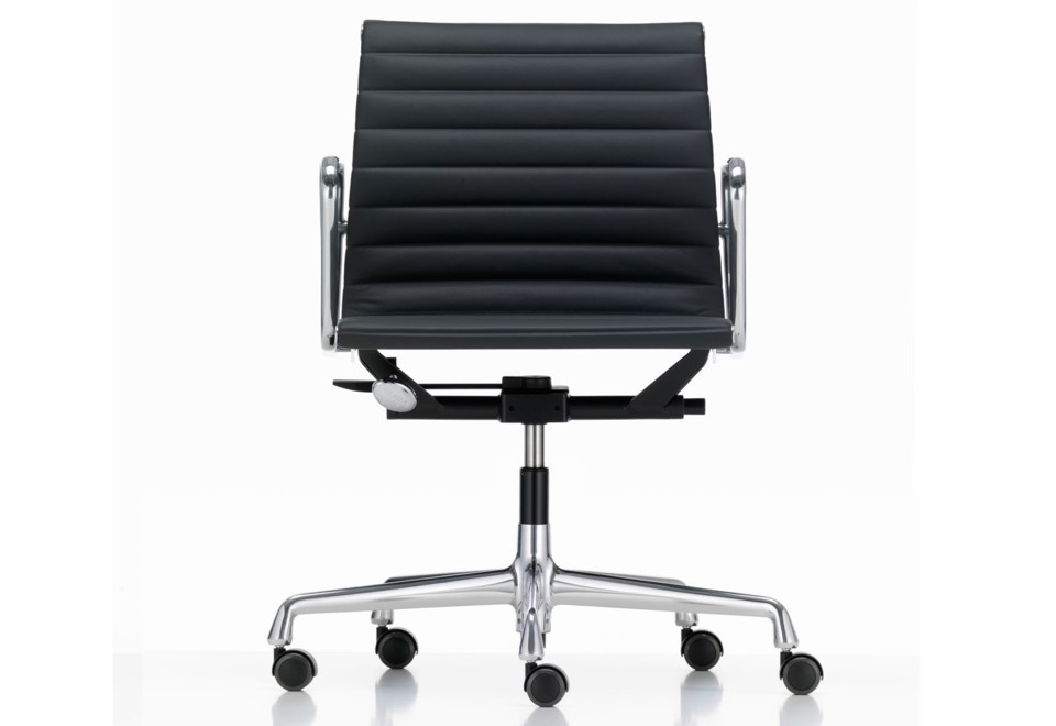 seconda foto ALUMINIUM CHAIR EA 117 Sedia ufficio girevole in pelle con braccioli