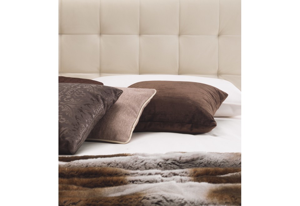 terza foto CLEO Letto imbottito in pelle con testiera capitonné