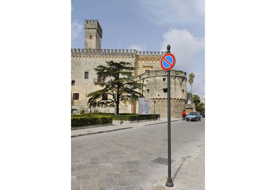 seconda foto LAYIA Palina stradale in ghisa