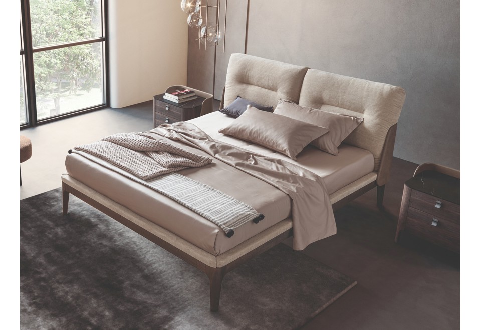 prima foto SETTANTA Letto imbottito matrimoniale in legno