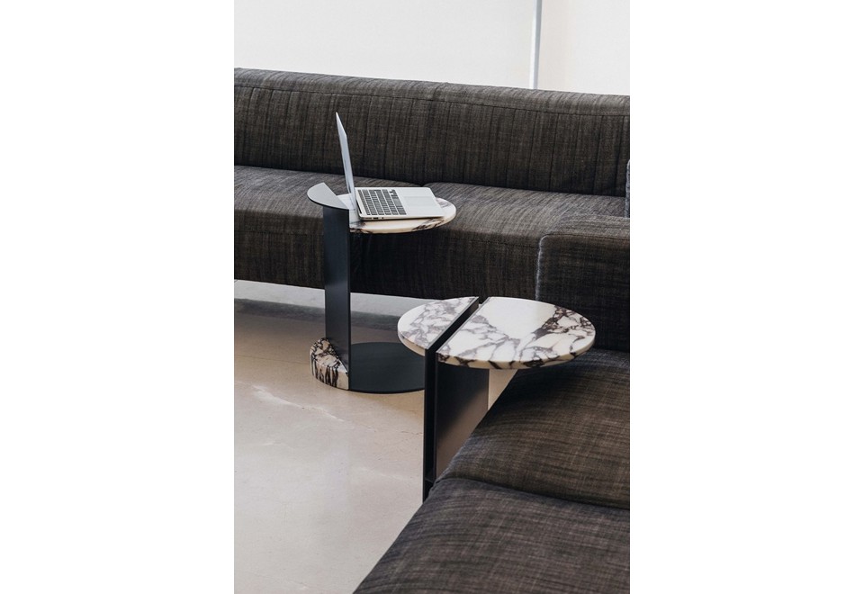 terza foto HALF CALACATTA VIOLA Tavolino basso di servizio rotondo in marmo e alluminio