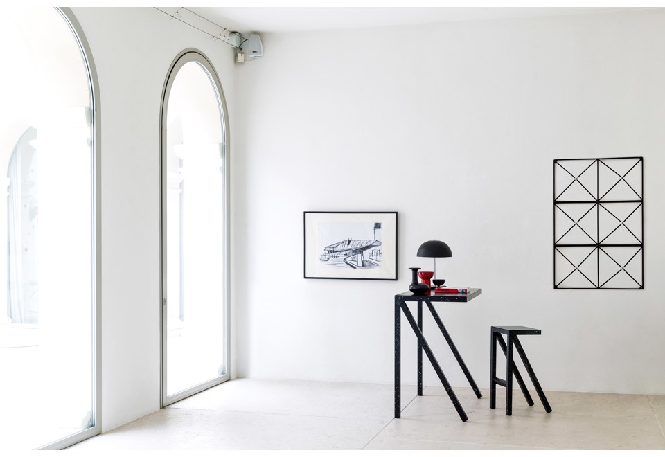 terza foto BUREAURAMA Sgabello alto in alluminio con poggiapiedi