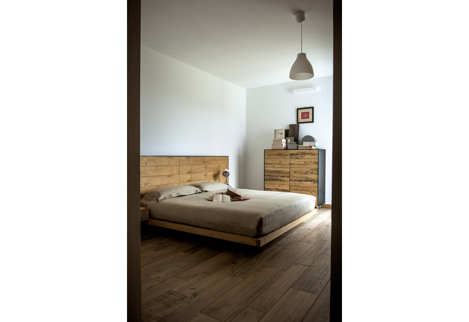 seconda foto RIALTO Letto in legno impiallacciato con comodini integrati