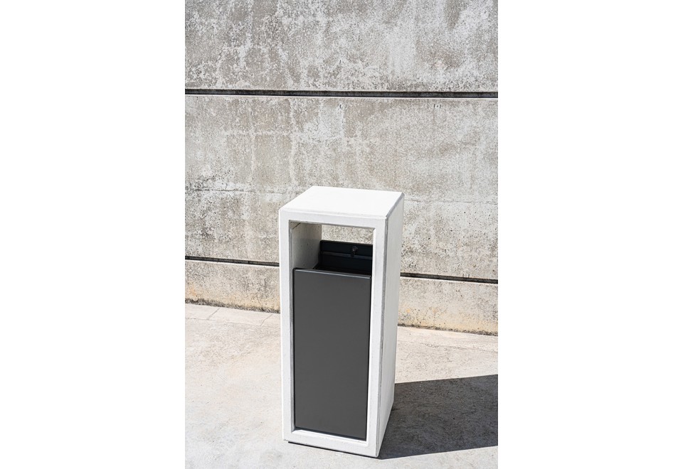 seconda foto OUTLINE Portarifiuti in metallo e calcestruzzo