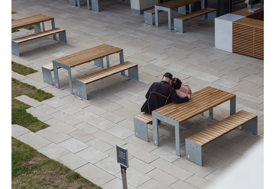 terza foto VROOM Tavolo per spazi pubblici in acciaio e legno