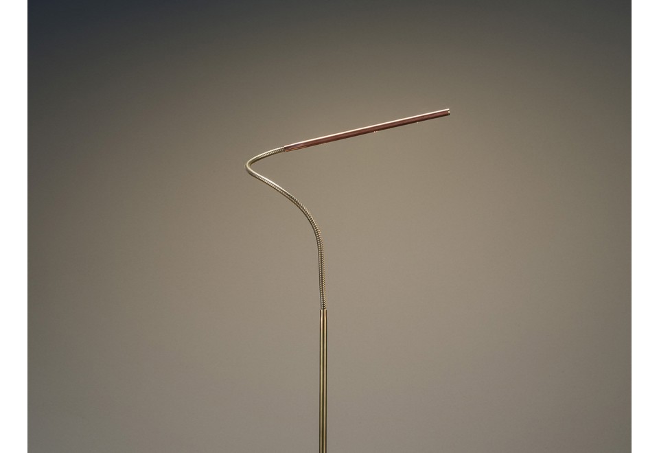 seconda foto LOLA T Lampada da scrivania a LED orientabile in ottone