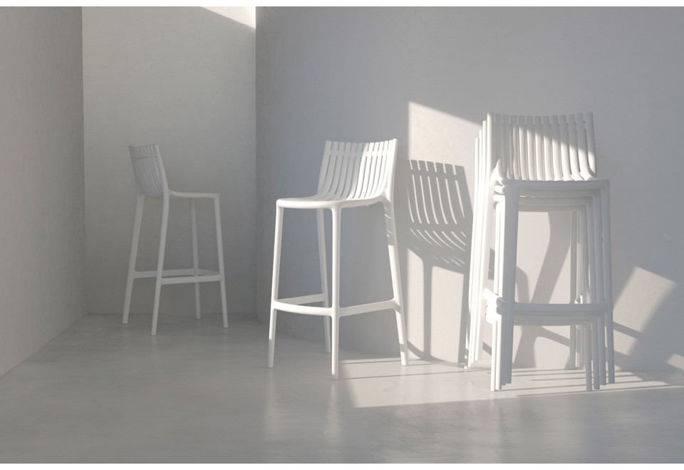 terza foto IBIZA Sgabello alto impilabile in polipropilene con schienale