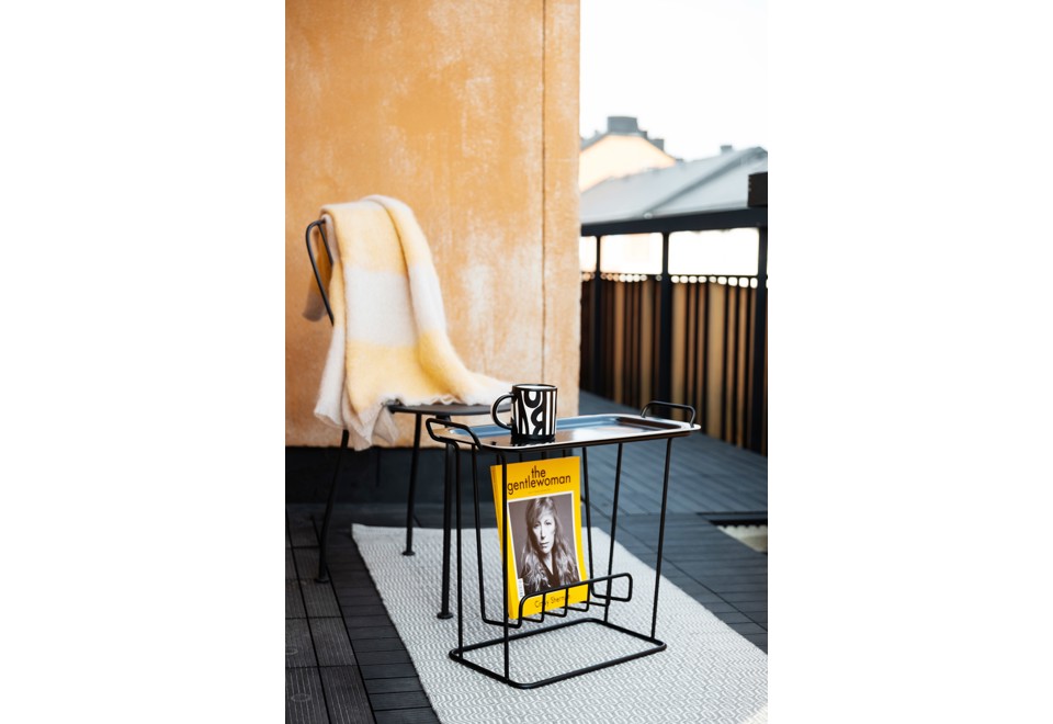 terza foto MINNIE MAE PAPER Tavolino in metallo verniciato con portariviste con vassoio