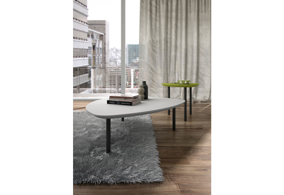 seconda foto EOS Tavolino basso laccato triangolare in acciaio ed MDF