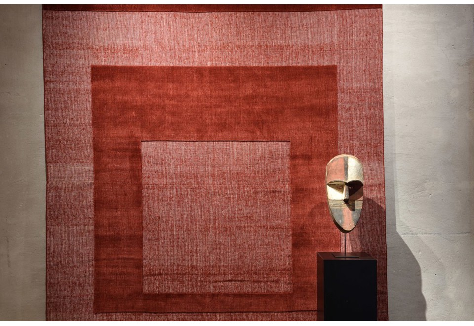 seconda foto CUT OUT MONOCROMO 2.0 Tappeto fatto a mano su misura